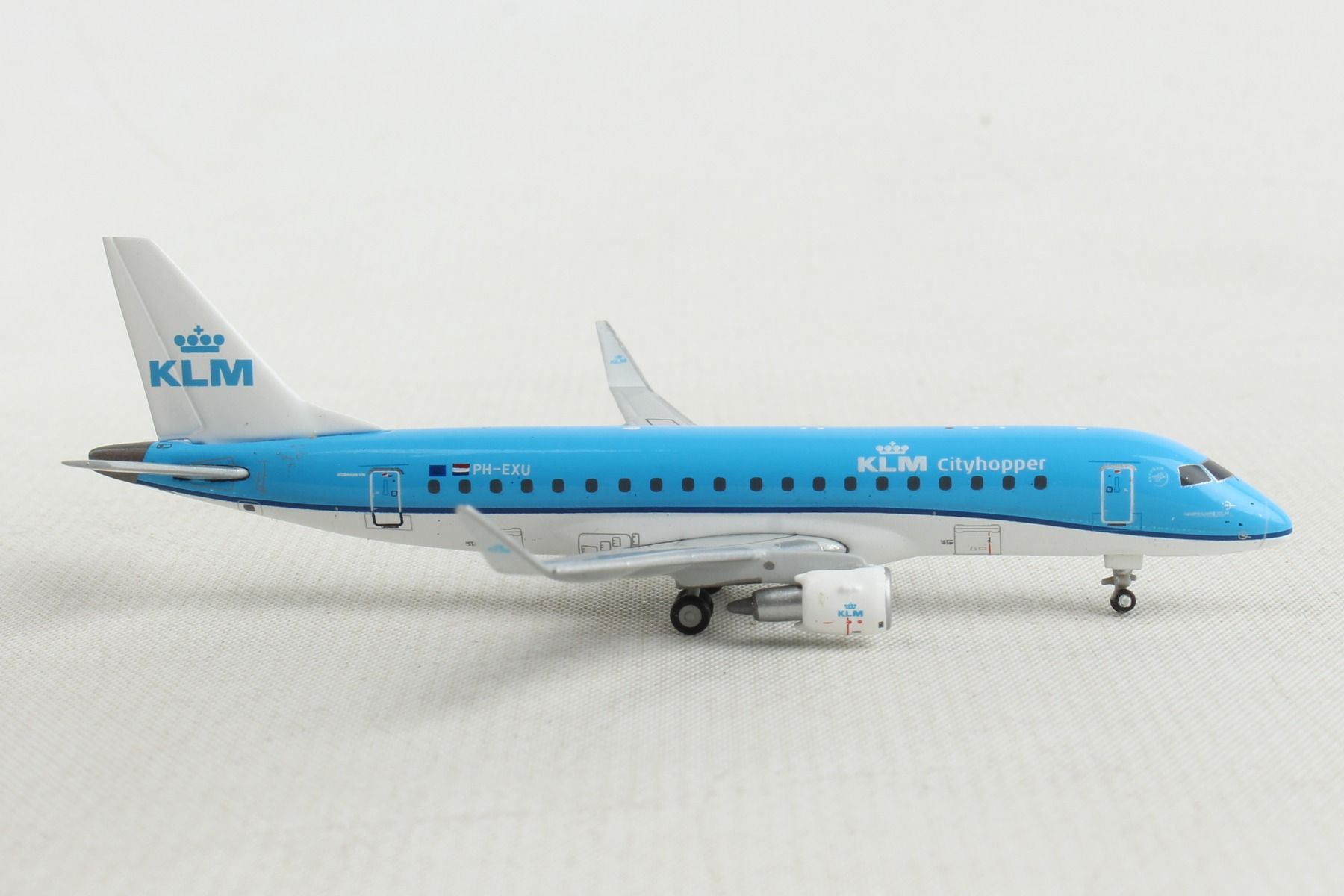 Clean right side profile of GeminiJets 1 by 400 scale KLM Royal Dutch Airlines Embraer E175 diecast model