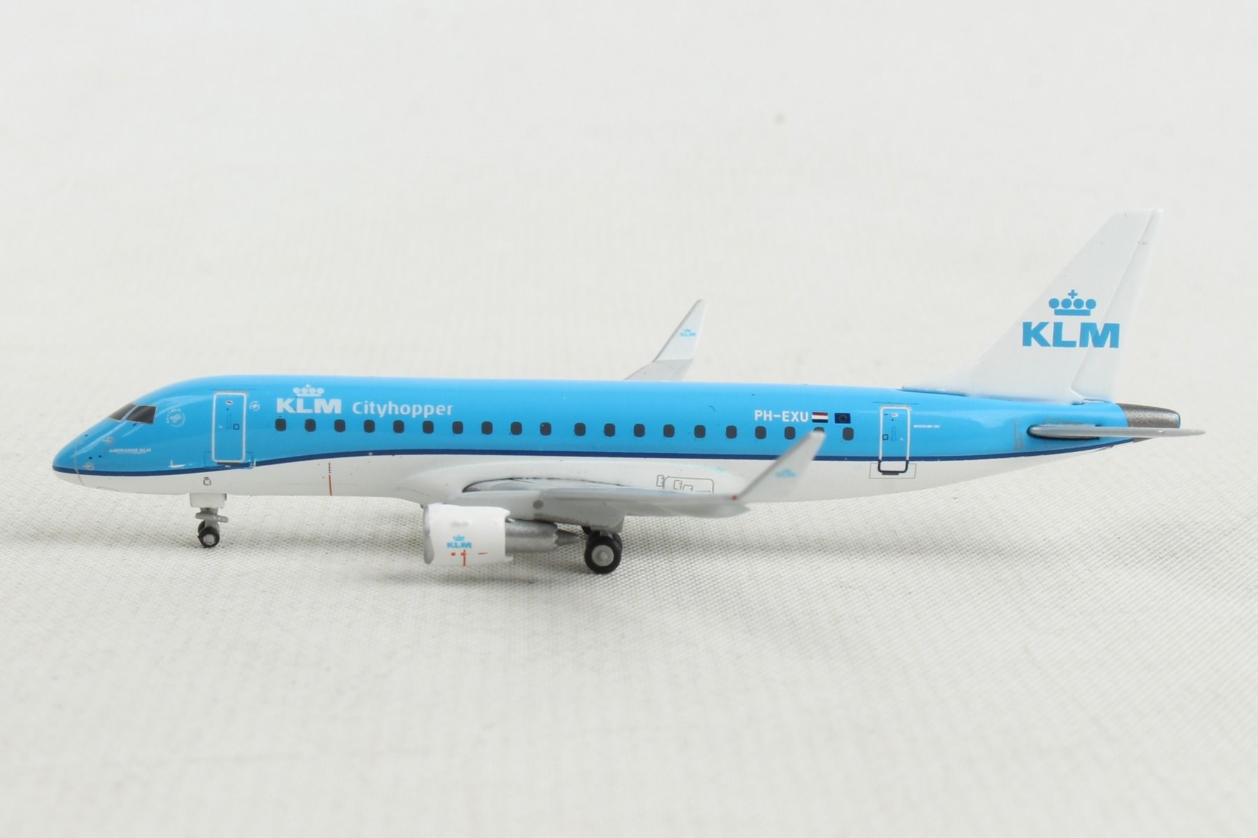 Embraer ERJ-175 KLM Royal Dutch Airlines (PH-EXU) 1:400 Scale Model Left Side View