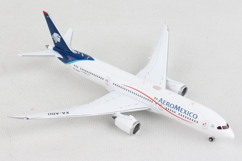 Boeing 787-9 AeroMexico (XA-ADH), 1:400 Scale Model Right Front View