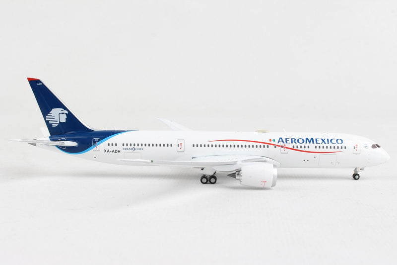 Boeing 787-9 AeroMexico (XA-ADH), 1:400 Scale Model Right Side View