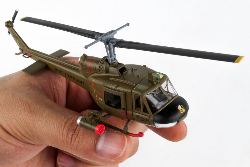 Bell UH-1C Iroquois “Huey” US Army 1”st Cavalry Division, 1:87 Scale Model