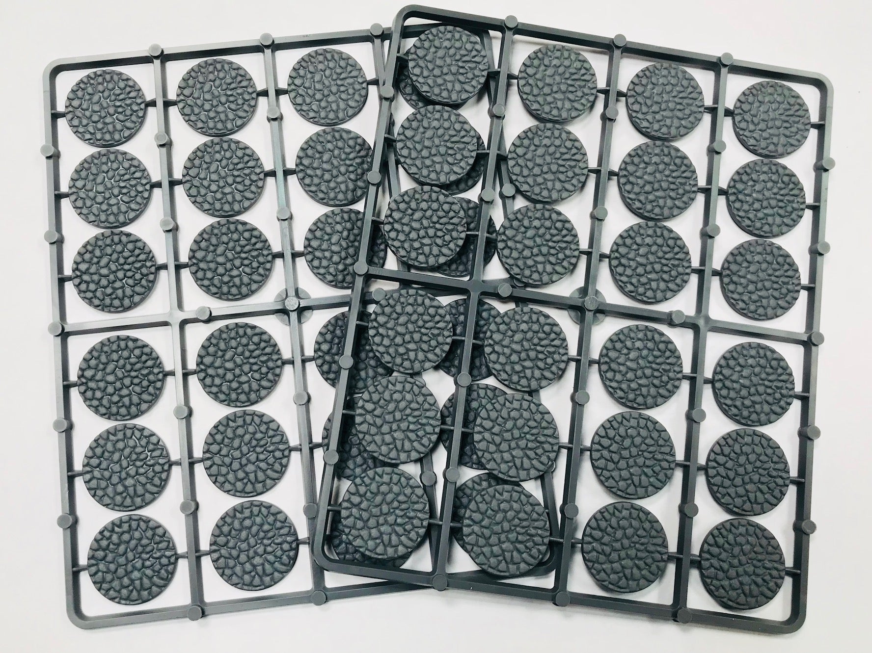 Renedra 25 mm Round Cobblestone Effect Plastic Bases (48)