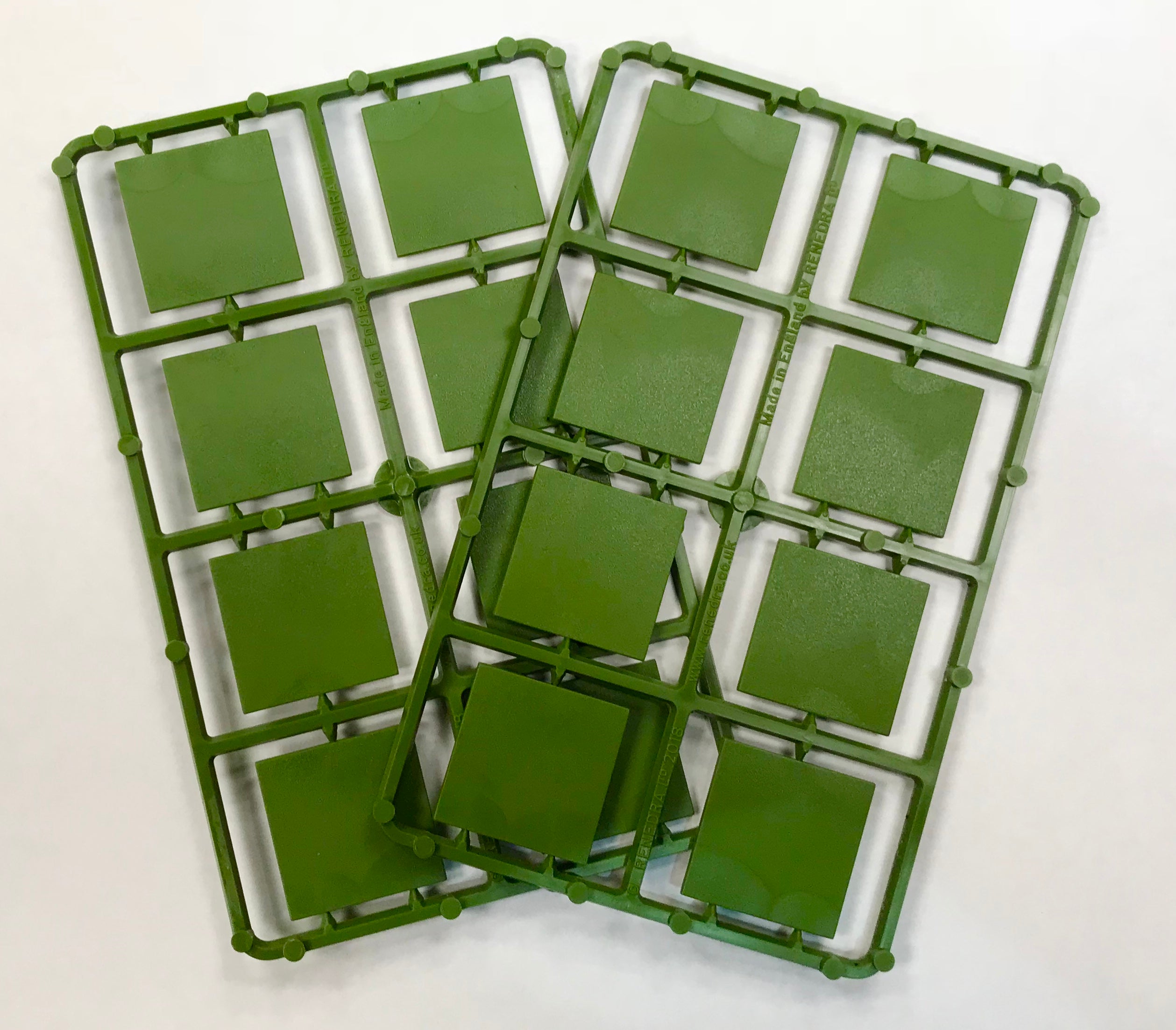Renedra 30mm x 30mm square plastic bases retail packaging – 16-pack