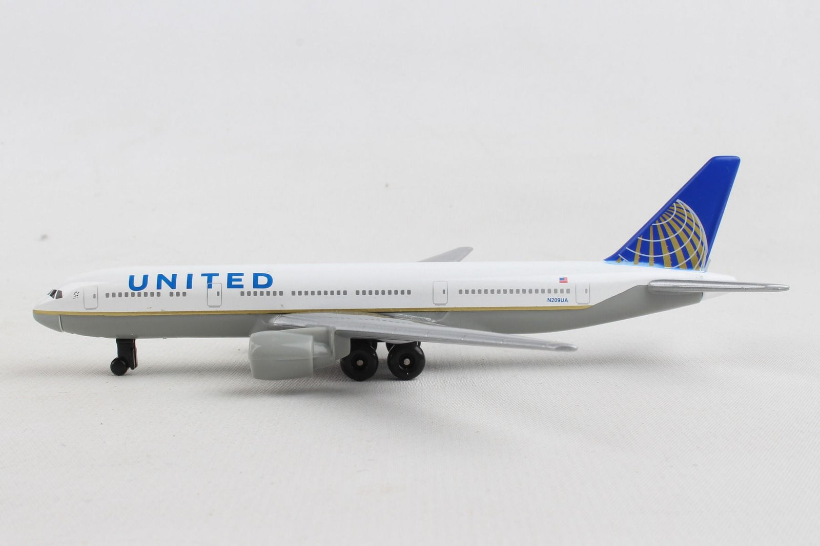 Daron | Boeing 777 United Airlines Diecast Aircraft Toy | Bellford Toys ...