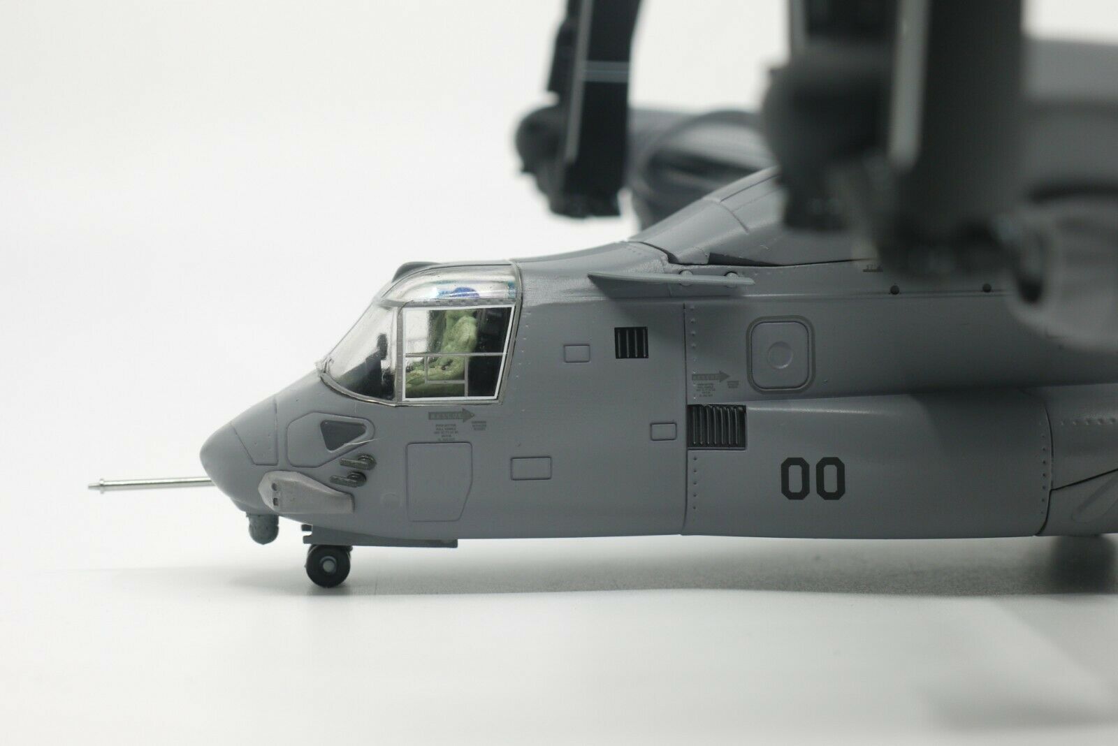 Bell Boeing MV-22B Osprey VMM-365 “Blue Knights” 1:72 Scale Diecast Model Left Front Close Up