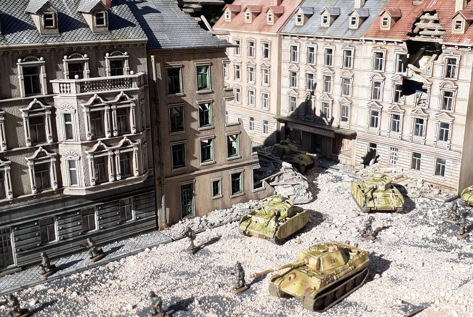 Victrix Ltd PzKpfw V Panther Ausf. G Tank, 1:144 (12 mm) Scale Model Plastic Kit Diorama